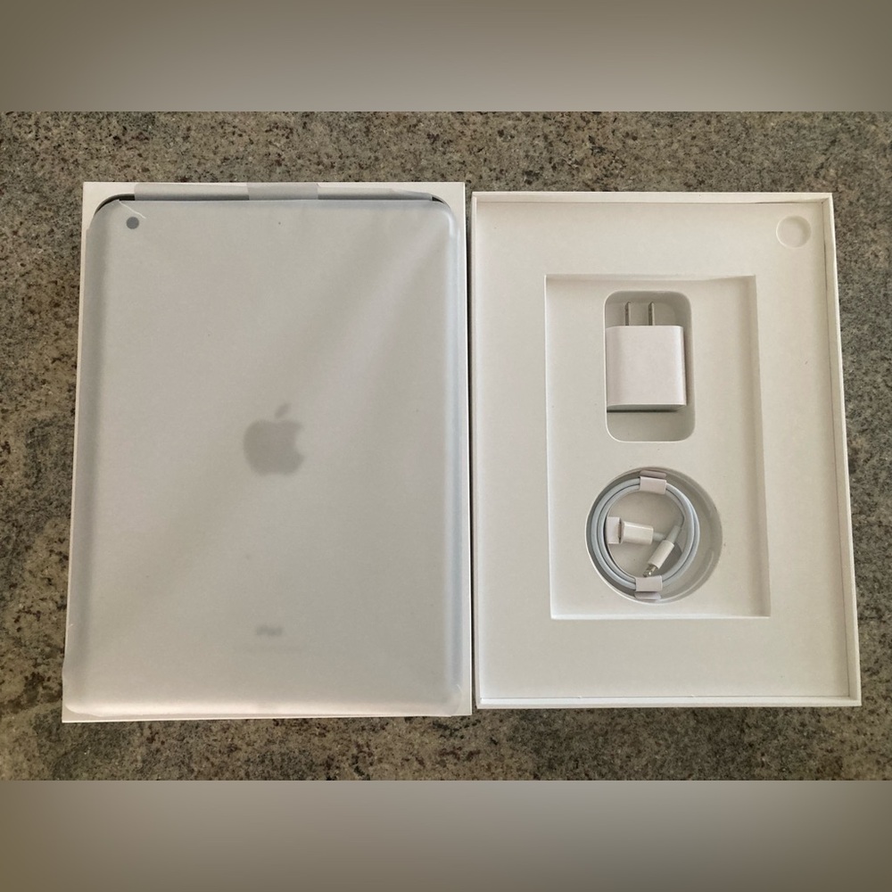 128GB Apple iPad 5th Generation 2017 Tablet Silver White Wifi Unlocked